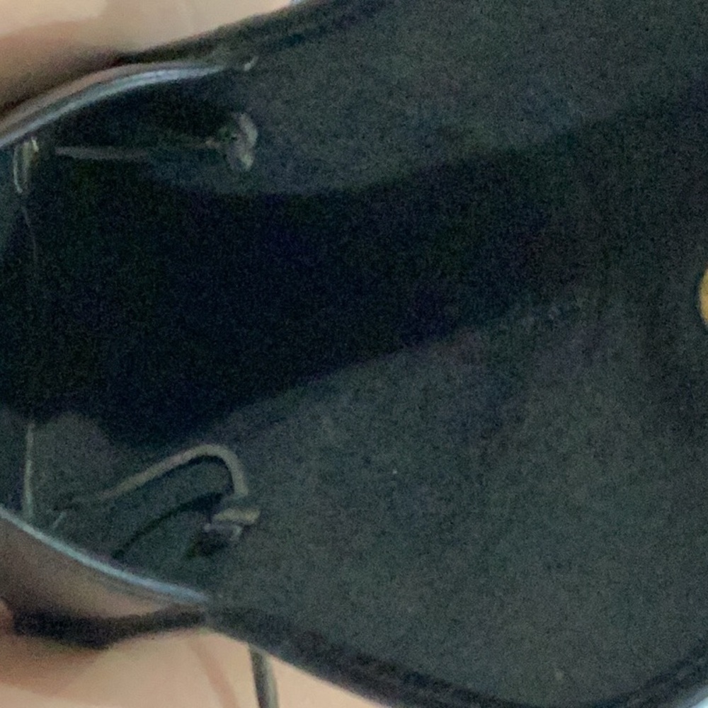 Black Leather Crossbody Bag with Structured Design - Picture 7 of 8